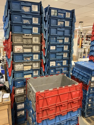 Ca. 40x Verzendkratten met klapdeksel afsluitbaar